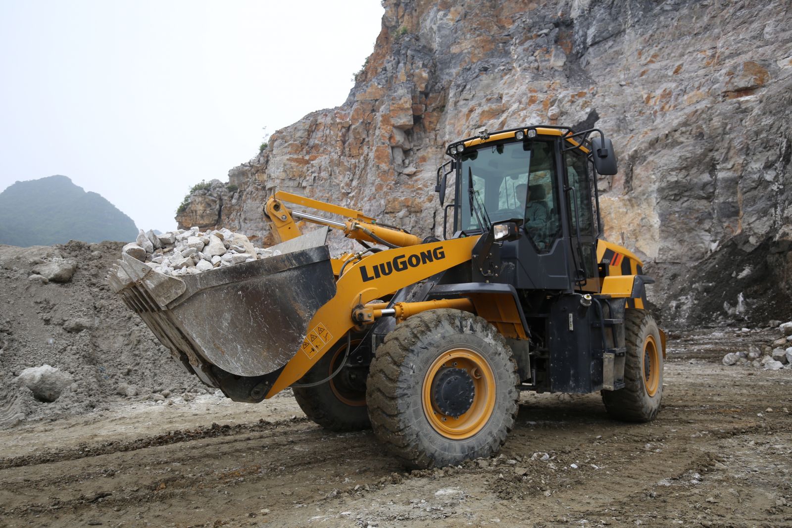 Xúc lật bánh lốp Liugong CLG835H – đa năng từ 3 tấn